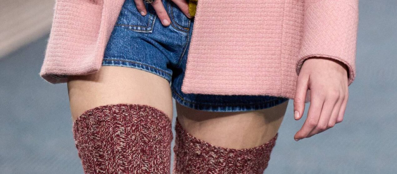 Осенью 2022 Chanel предлагает носить толстые меланжевые чулки