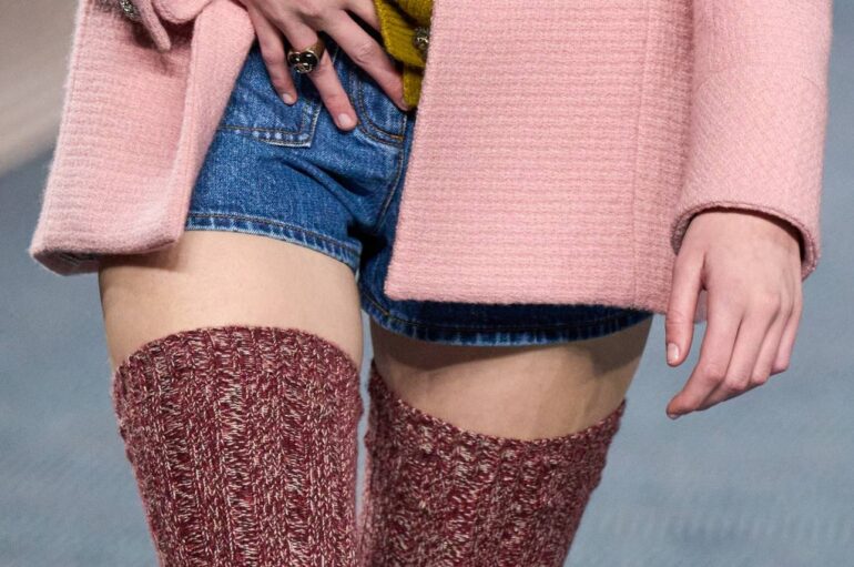 Осенью 2022 Chanel предлагает носить толстые меланжевые чулки