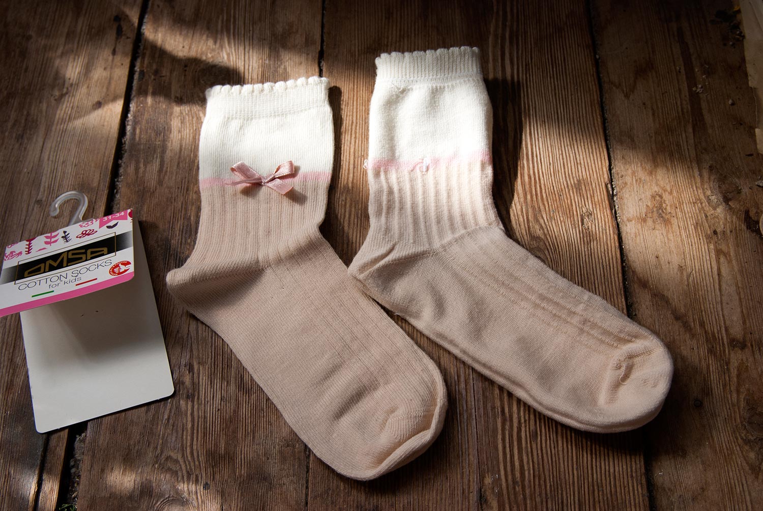 Детские носки с бантиками (носок справа вывернут на изнаночную сторону). Изображение: ©bracatuS