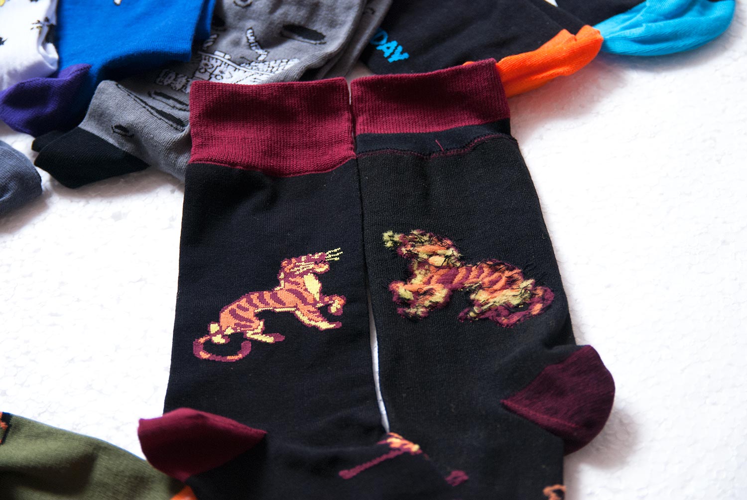 Носки St.Friday Socks с Шер-Ханом. Носок слева показан лицевой стороной, справа - изнаночной Изображение: ©bracatuS.com