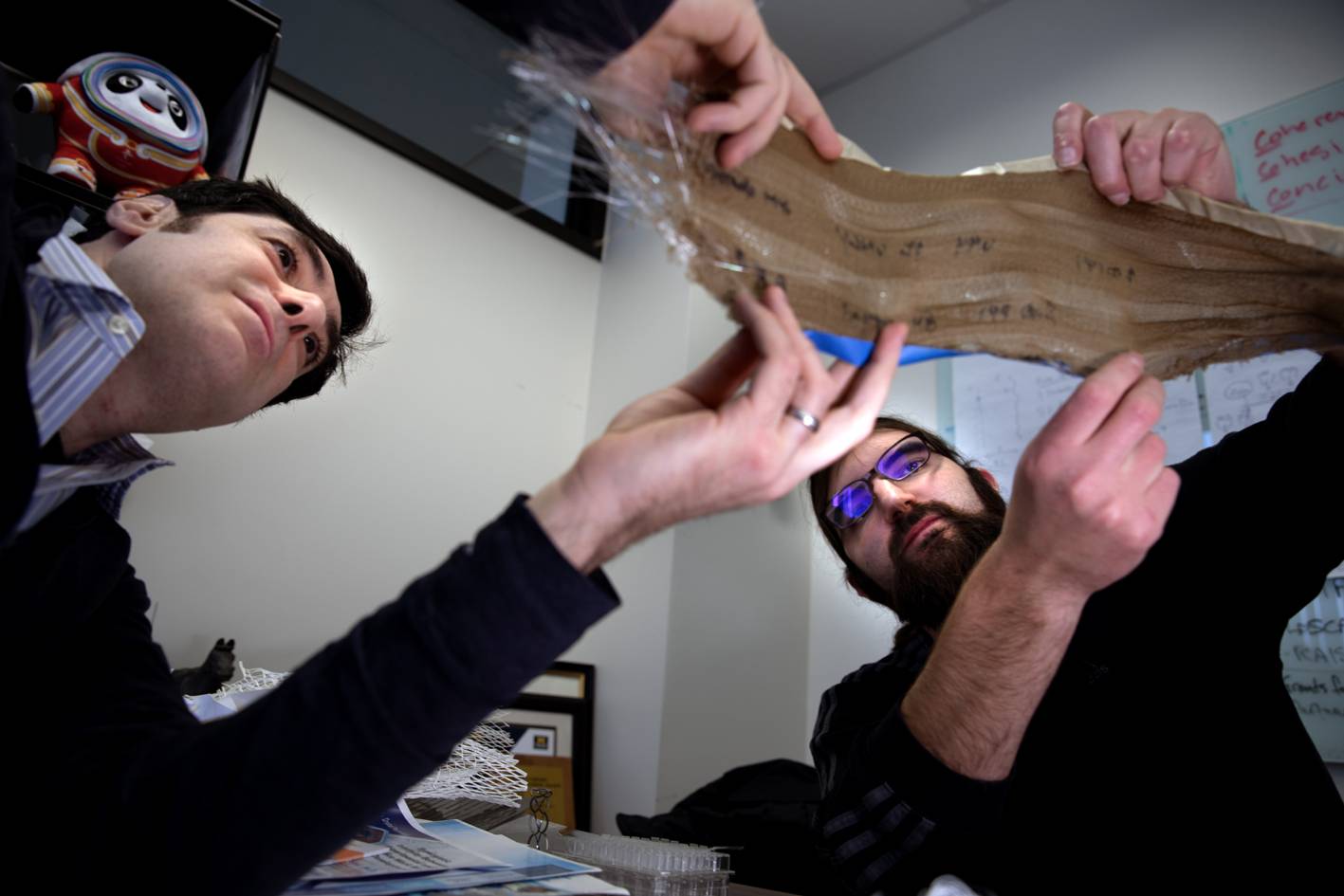 Макс Штейн и Брайан Иецци изучают новые вплетенные этикетки. © Мичиганский университет