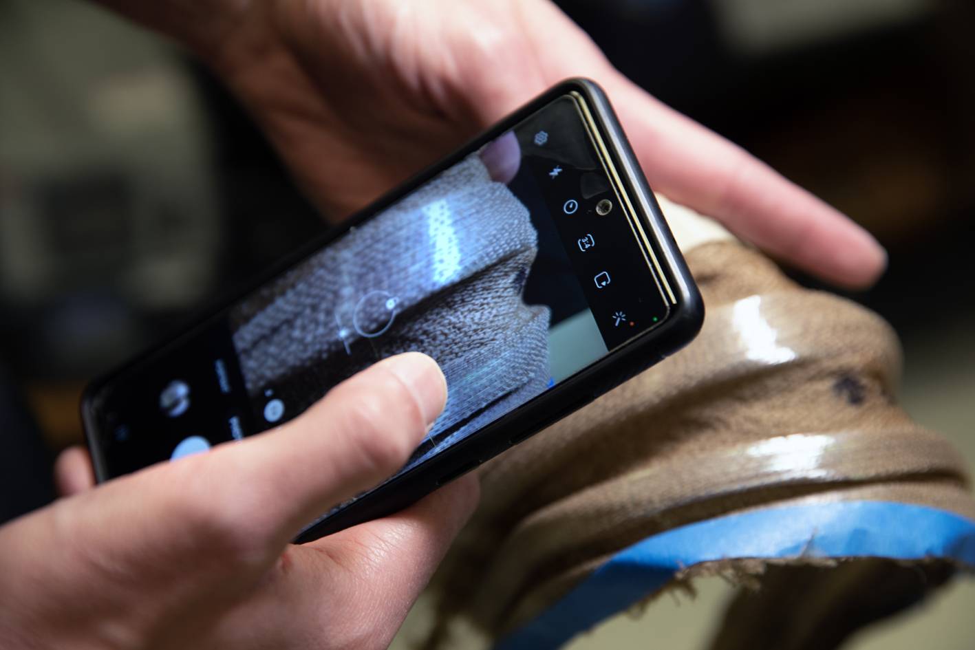 Сотовые телефоны могут считывать фотонную маркировку вплетенных этикеток. © Мичиганский университет