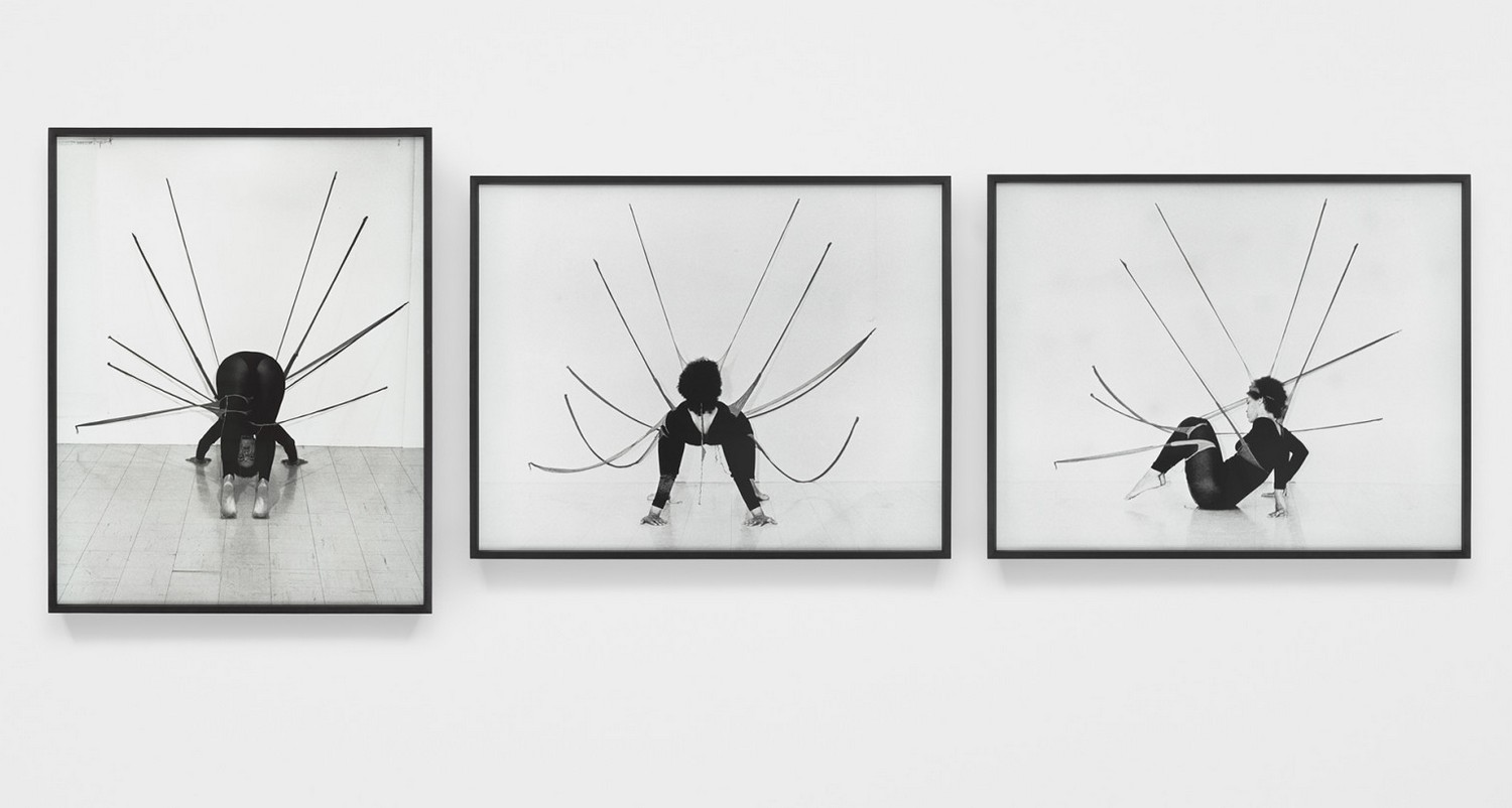 Сенга Ненгуди, перформанс, 1978, серебряно-желатиновые отпечатки, триптих, 169 × 190 см. © Senga Nengudi Предоставлено художником и Sprüth Magers