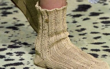 Дизайнер Bottega Veneta предлагает зимой 2023-2024 ходить в носках, связанных из кожи