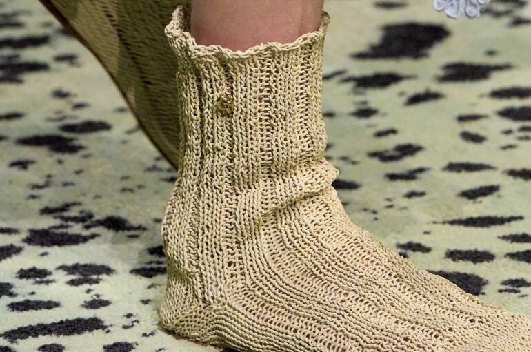 Дизайнер Bottega Veneta предлагает зимой 2023-2024 ходить в носках, связанных из кожи