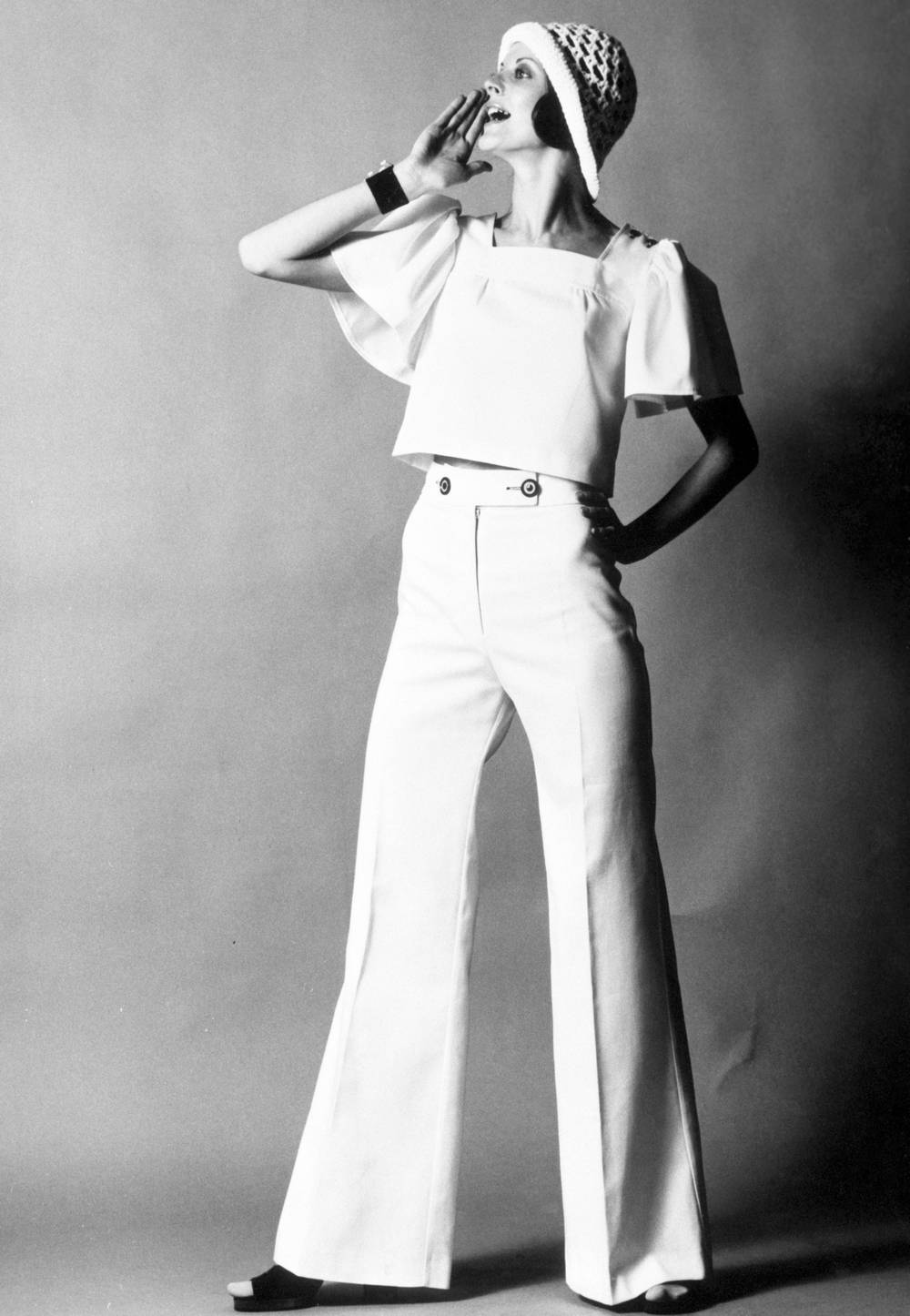 Модель в костюме в морском стиле из весенне-летней коллекции Мэри Куант 1972 года