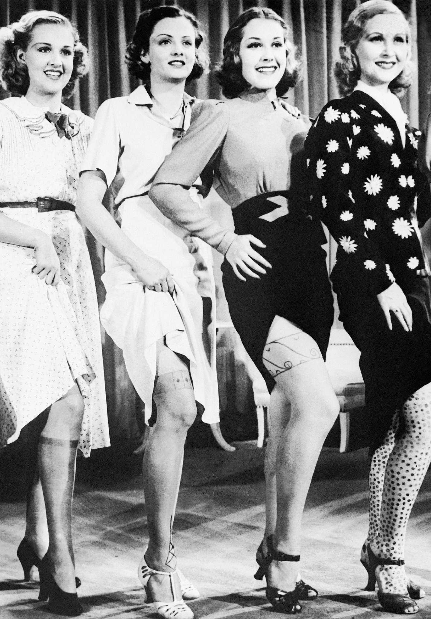 1936 г. Актрисы хвастаются раскрашенными вручную шелковыми колготками.