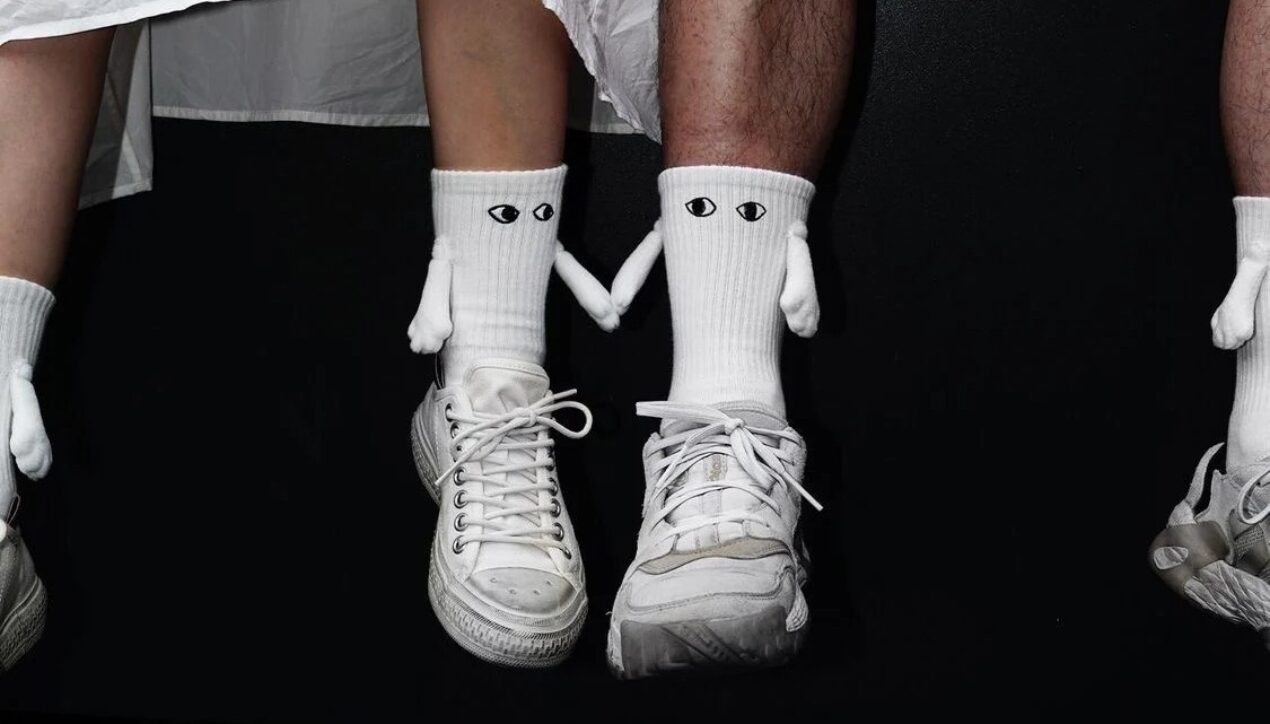 В Сети завирусились носки для флирта: они умеют переглядываться и «браться за руки»