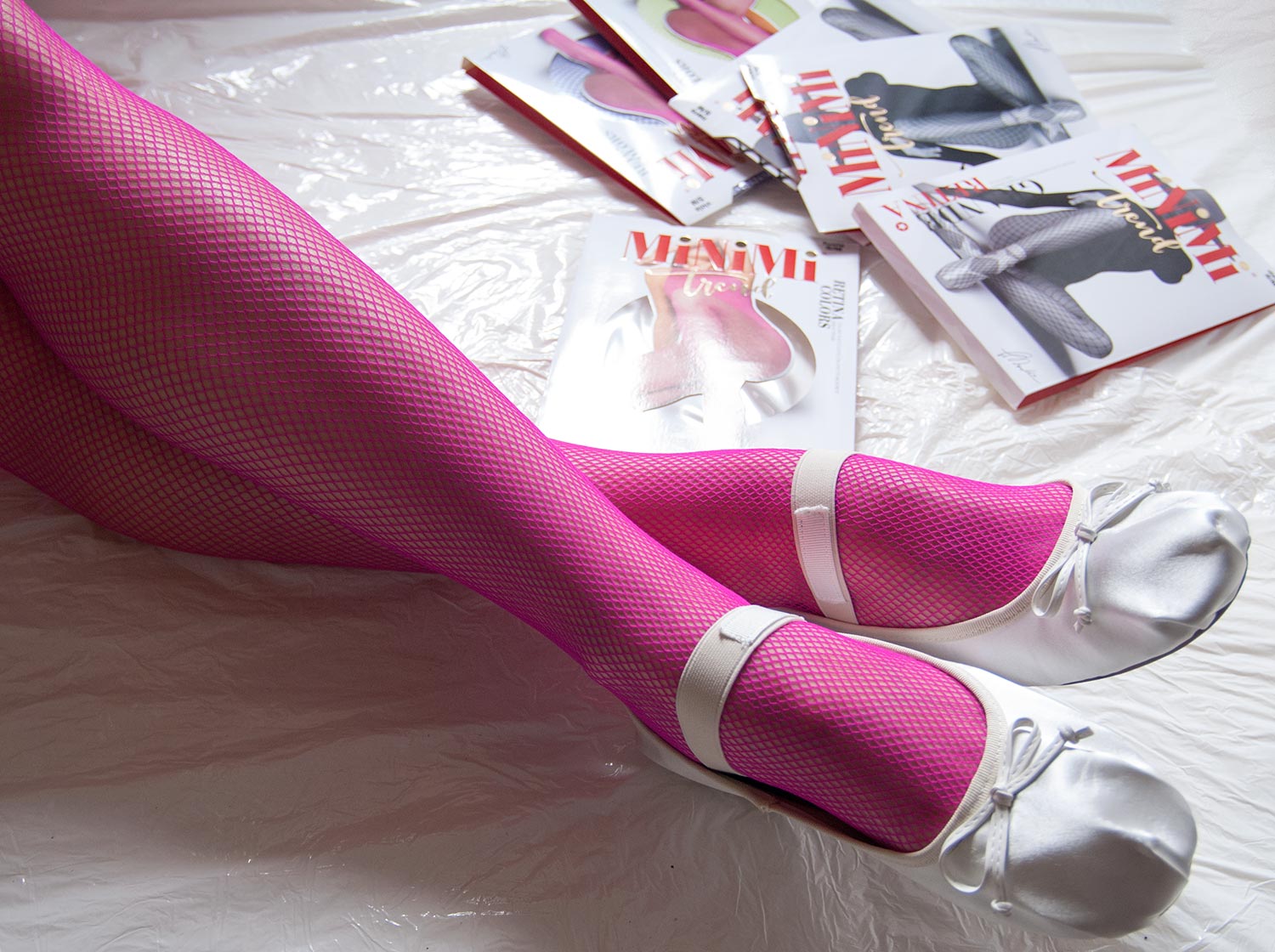 Колготки в сетку MiNiMi Trend Retina Colors цвета фуксия, атласные балетки. ©bracatus.com