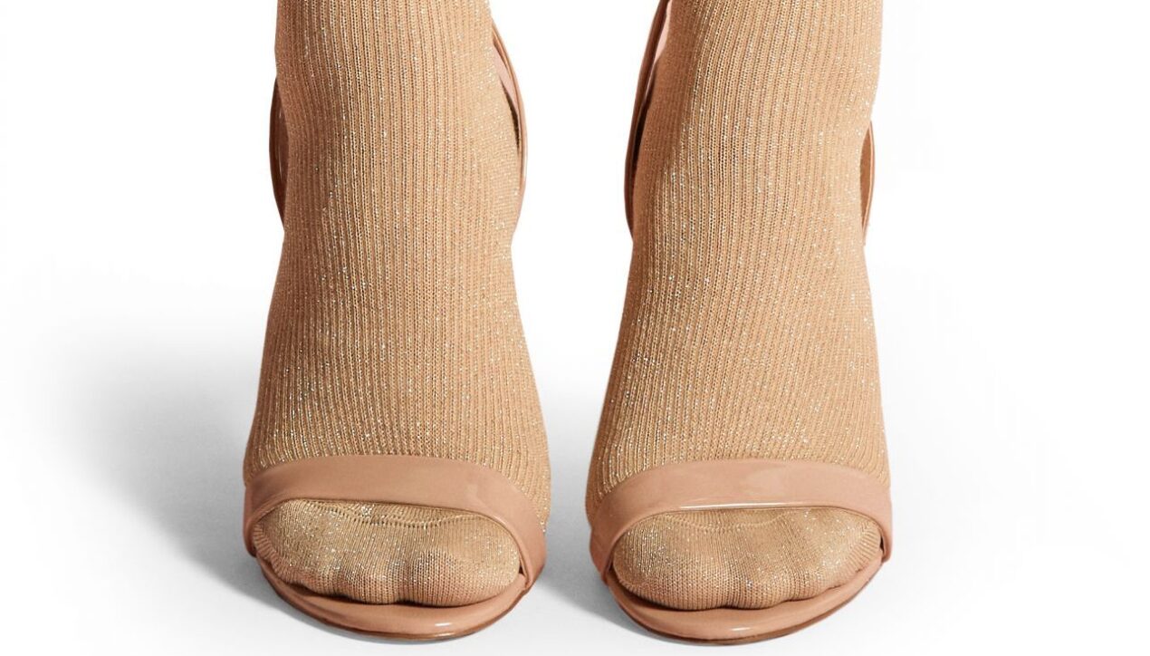Как носить носки с босоножками летом 2023