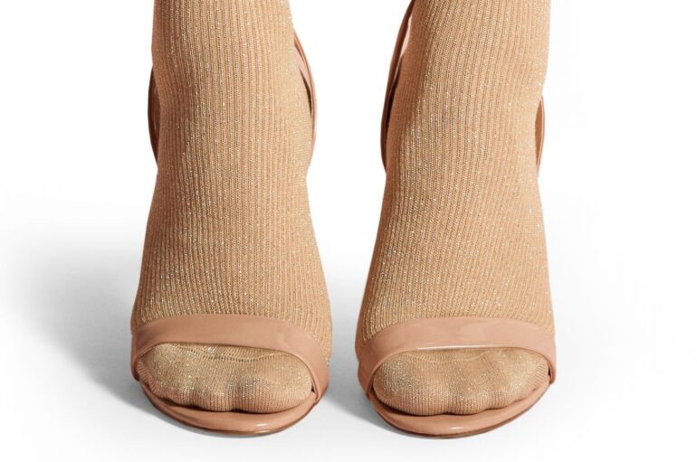 Как носить носки с босоножками летом 2023