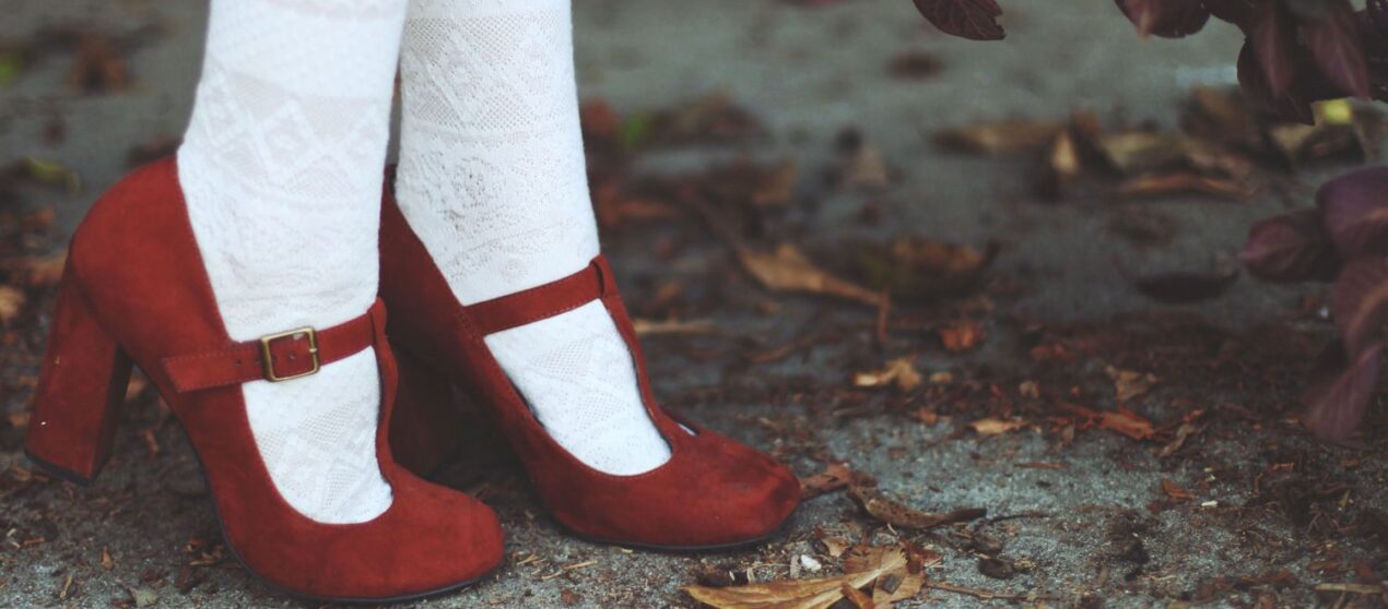 Как стало модно носить носки с туфлями «Мэри Джейн»