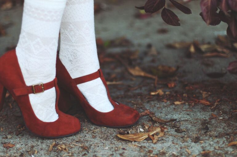 Как стало модно носить носки с туфлями «Мэри Джейн»