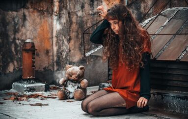 Компания Oroblù выбрала красные колготки в качестве символа поддержки Всемирного дня борьбы за ликвидацию насилия в отношении женщин