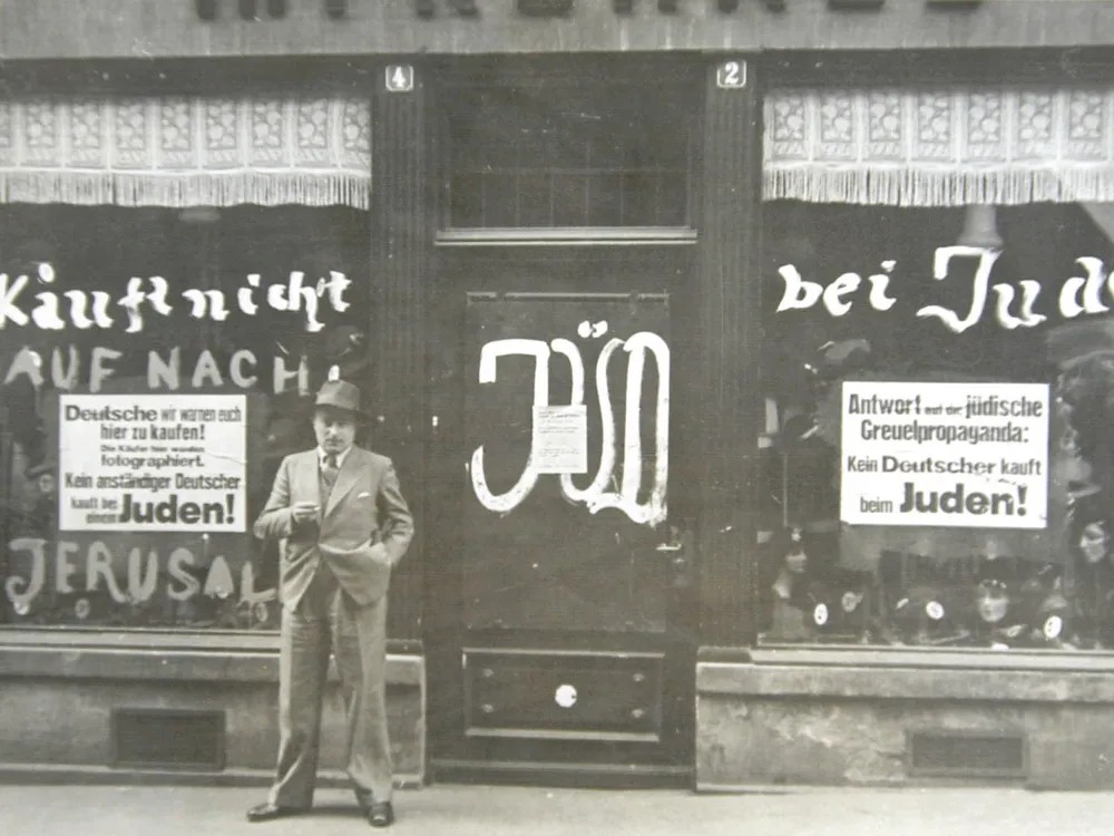 Недатированное фото еврейского магазина в Вене с антисемитскими лозунгами, разрисованными на стенах и витринах. Австрийским властям потребовалось более 40 лет, чтобы предпринять серьезные усилия по возвращению еврейской собственности, разграбленной нацистами. AP Photo/Dokumentationsarchiv des Oesterreichischen Wiederstandes