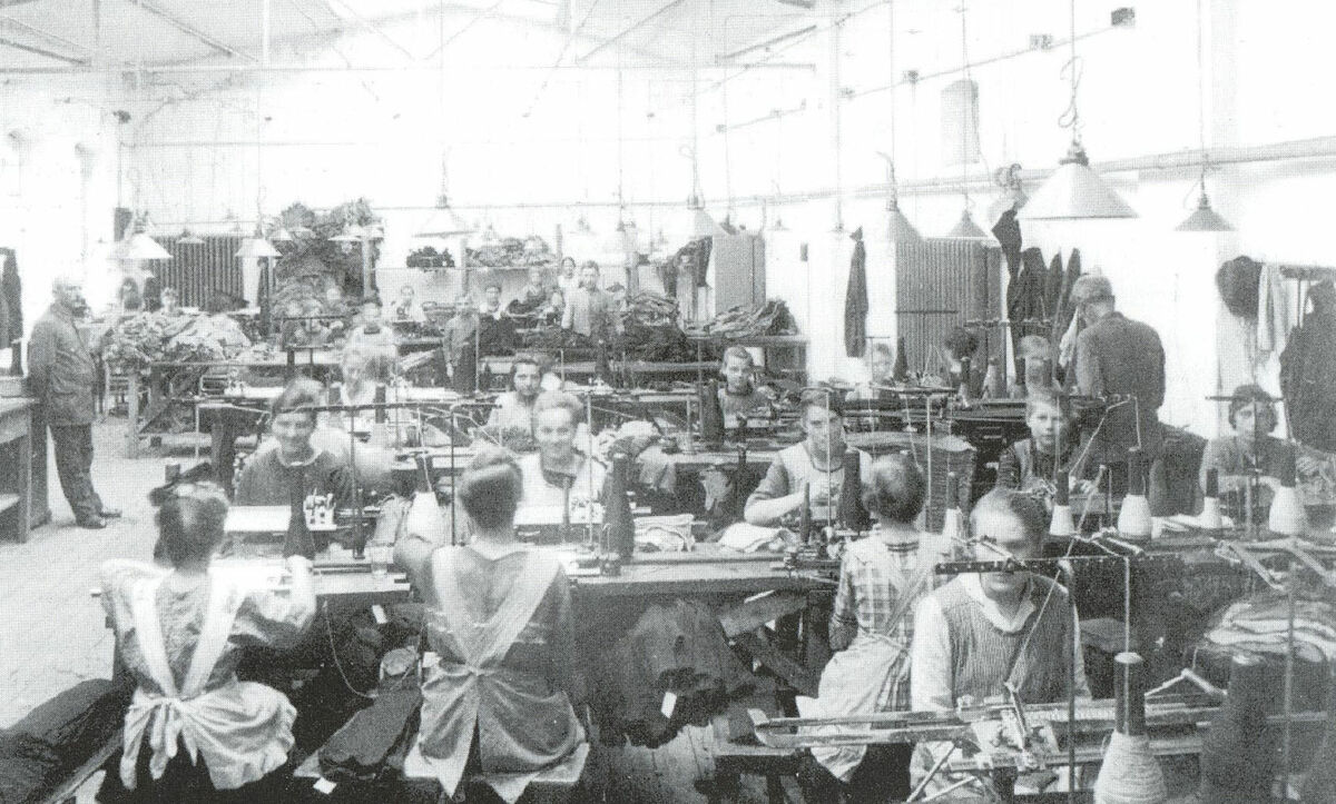 Вязальная мастерская Veltins & Wiethoff в начале 1930-х годов: изготовление чулок было почти исключительно женской работой.