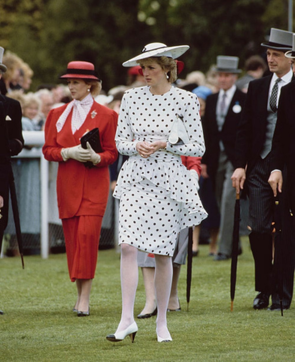 Принцесса Диана в платье от Виктора Эдельштейна и шляпе от Фредерика Фокса прибывает на Эпсомское дерби.