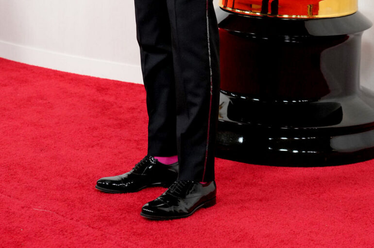 Райан Гослинг надел к смокингу розовые носки