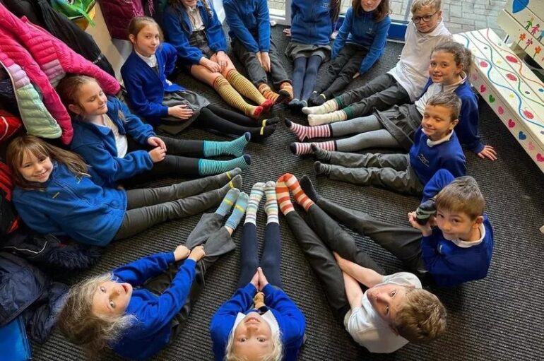 В Глостершире в День редких заболеваний надевают полосатые носки