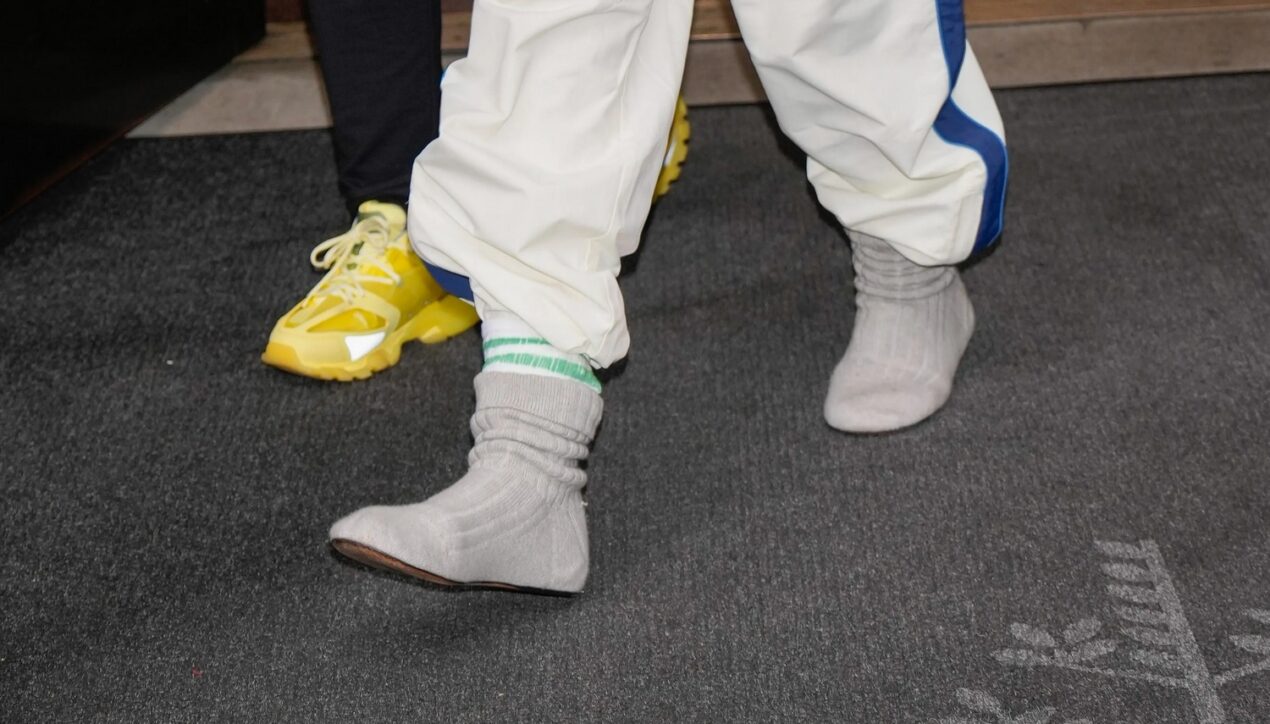 Прогулочные носки Рианны стоимостью 1100 долларов США стали поводом для критики