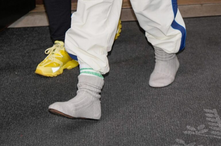 Прогулочные носки Рианны стоимостью 1100 долларов США стали поводом для критики