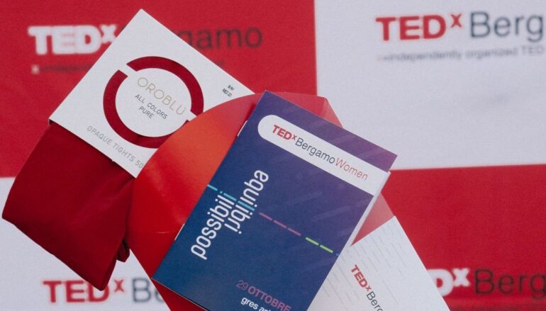 Организаторы Tedx Bergamo подарили 350 участницам колготки Red 23 из коллекции All Colors Oroblù, выбранные брендом в качестве символа проекта Red for Women