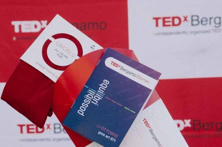 Организаторы Tedx Bergamo подарили 350 участницам колготки Red 23 из коллекции All Colors Oroblù, выбранные брендом в качестве символа проекта Red for Women