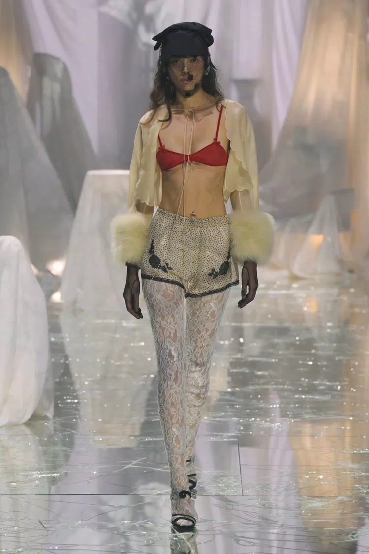 valentino-pavillon-des-folies-spring-summer-2025_10