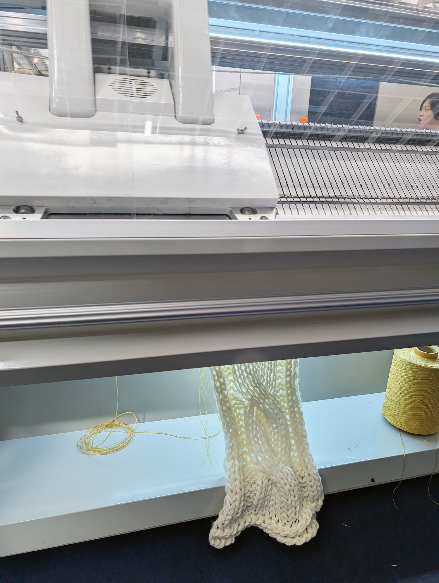 Новая машина Mandarin Technology, способная имитировать ручное вязание на уровне 1,5. © Jo Storie Knit Design Consultancy