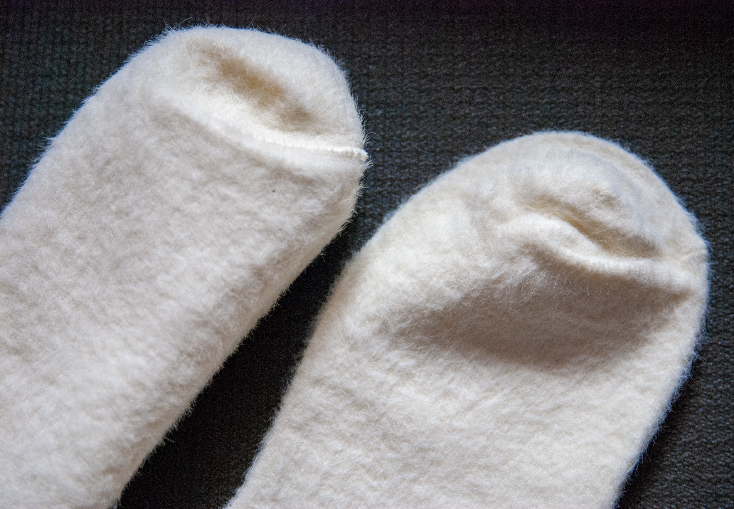 Omsa Comfort 352. Носок слева вывернут на изнаночную сторону, справа - лицевая сторона. ©bracatuS.com