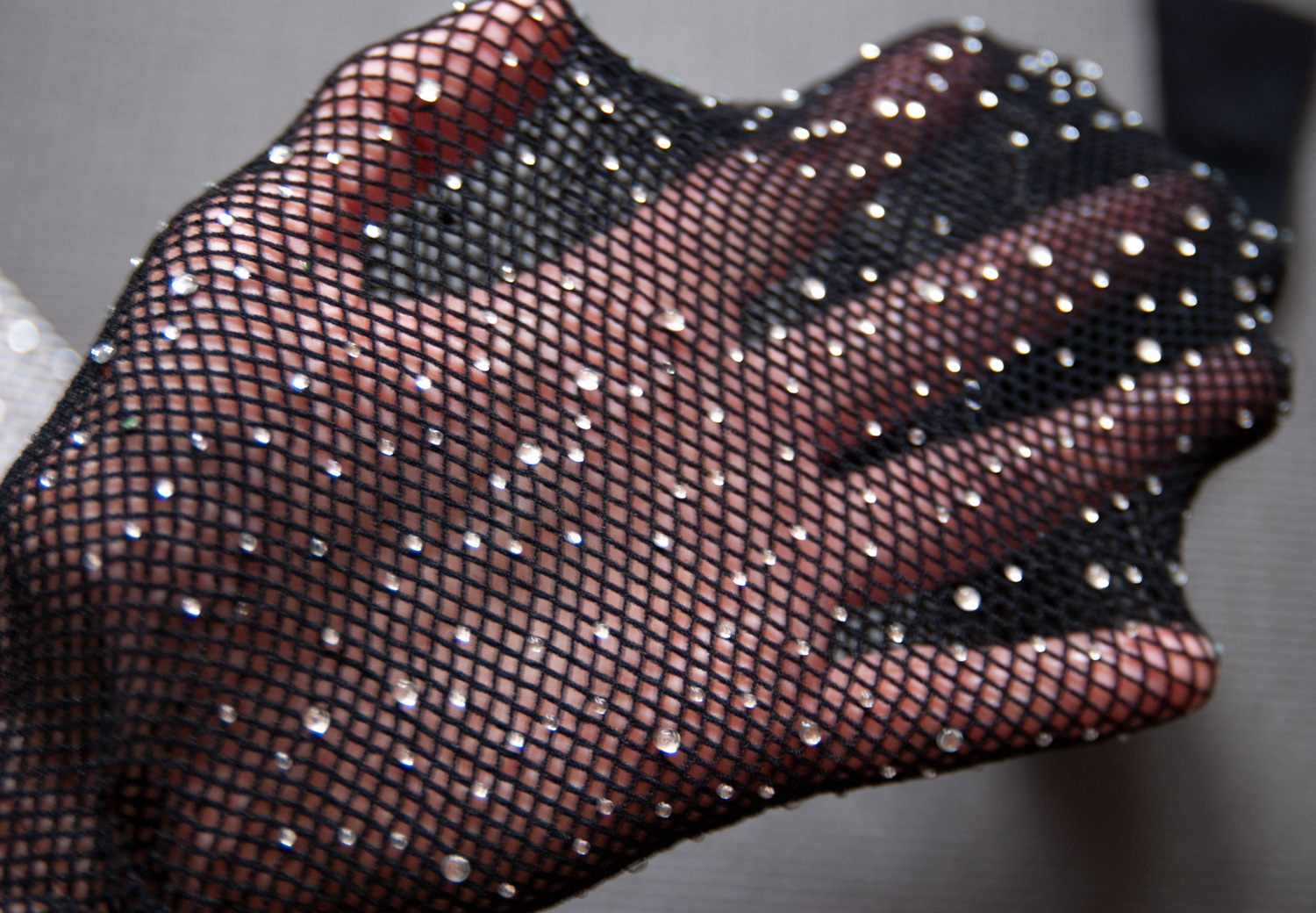 Стразы - не одинаковые, а разных размеров. Источник: ©bracatus.com