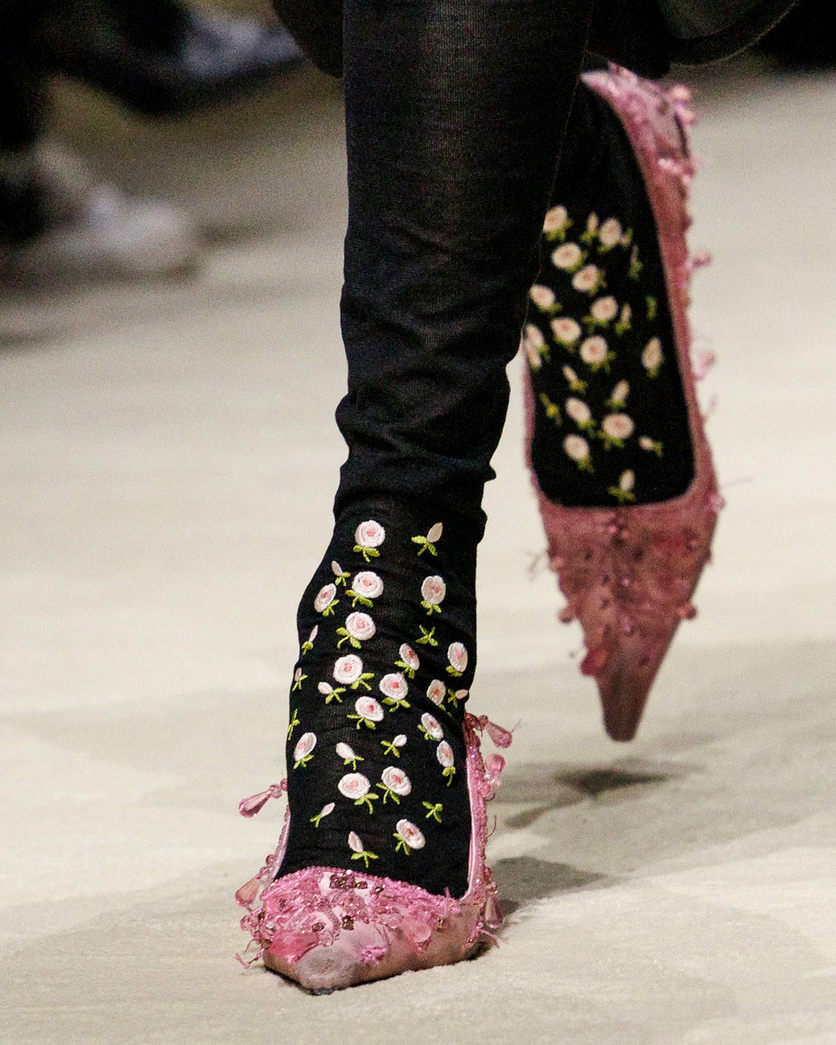 Гольфы с вышивкой в осенне-зимней коллекции Prada 2026-2027