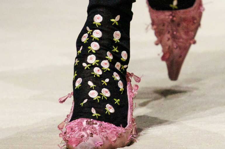 Гольфы с вышивкой в осенне-зимней коллекции Prada 2026-2027