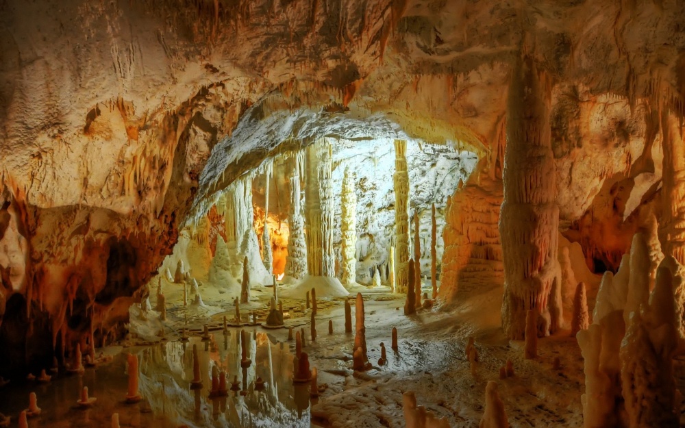 Карстовые пещеры в природном парке Гола делла Росса и Фразасси.