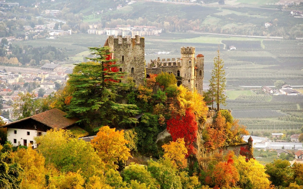 Замок Бранненбург в северной части Италии.